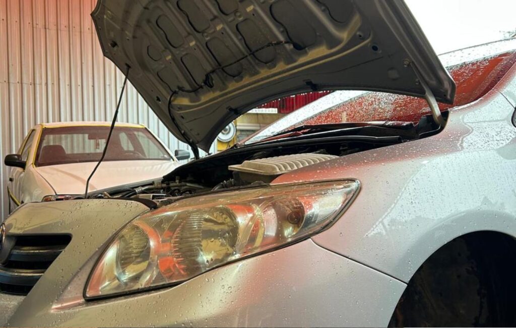 Estrutura da oficina AJZ Mecânica com veículo em manutenção de motor em Joinville