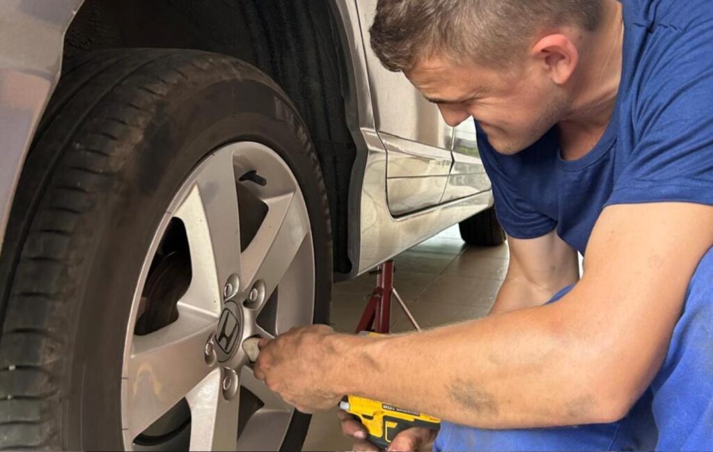 Mecânico da AJZ Mecânica realizando serviço de suspensão e freios em Joinville