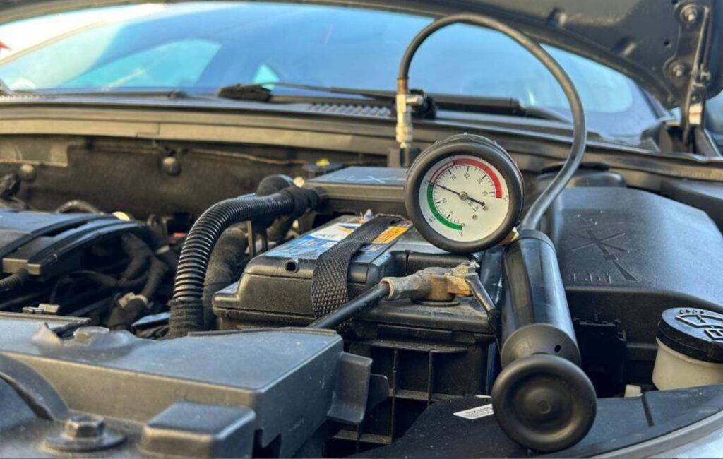 Teste de pressão no motor durante diagnóstico automotivo na AJZ Mecânica em Joinville