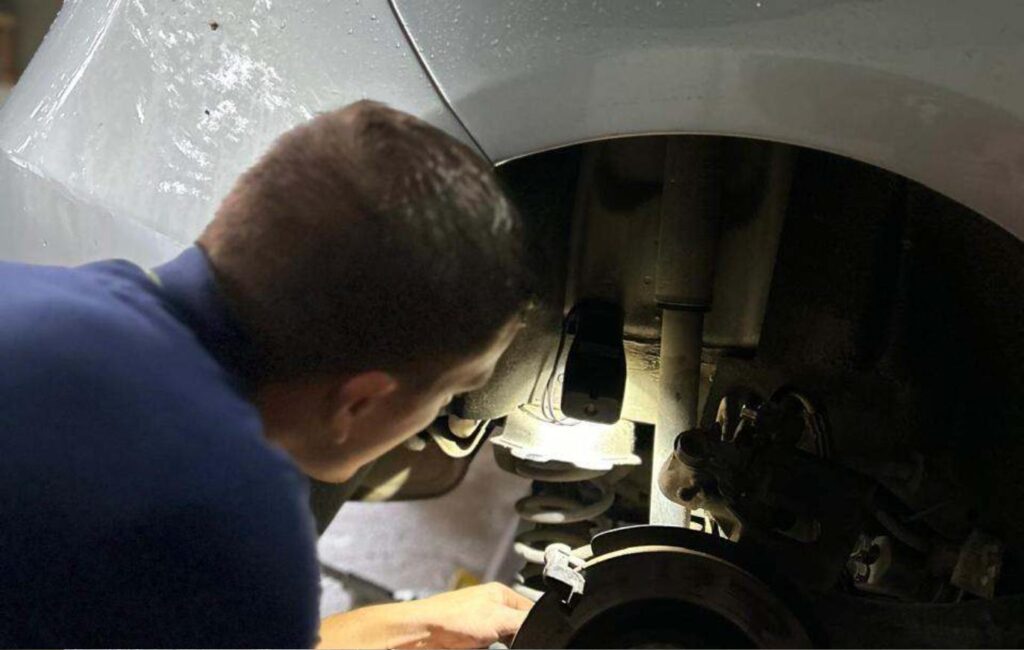 Mecânico da AJZ Mecânica realizando manutenção de freios e suspensão em Joinville